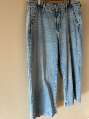 Guess wide leg cropped jeans light wash size 32